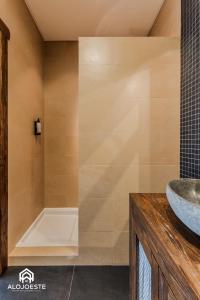 un bagno con vasca e lavandino di Villa Penafirme - Santa Cruz a Santa Cruz Altre 59 foto