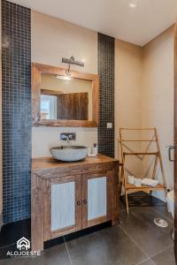 un bagno con lavandino e specchio di Villa Penafirme - Santa Cruz a Santa Cruz