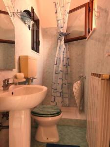 uma casa de banho com um WC e um lavatório em Mōnø em Popoli