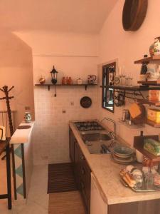 uma cozinha com um lavatório e um fogão forno superior em Mōnø em Popoli