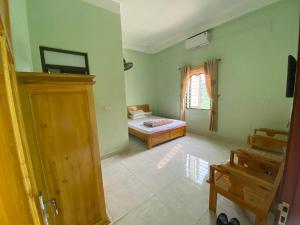 a room with a bedroom with a bed and a window at nhà nghỉ Ngọc Lam in Quang Ba