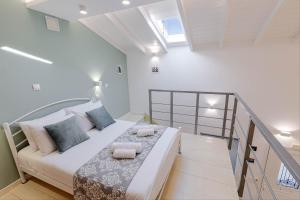 1 dormitorio con 1 cama grande y una escalera en Viatzo Loft Apartment en Potamós