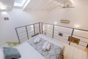 Habitación con 1 cama y 2 almohadas blancas. en Viatzo Loft Apartment en Potamós