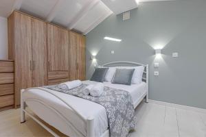 1 dormitorio con 1 cama con 2 toallas en Viatzo Loft Apartment en Potamós
