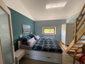 Schlafzimmer mit einem Bett mit blauer Wand in der Unterkunft Villa Kronsteert in Dahme