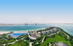 eine Luftansicht eines Resorts am Strand in der Unterkunft Mövenpick Resort Al Marjan Island in Ras al Khaimah