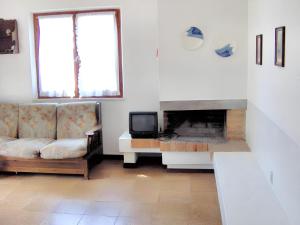uma sala de estar com um sofá e uma lareira em 3 bedrooms house at Lacona 100 m away from the beach with enclosed garden em Lacona