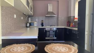 Kuchyň nebo kuchyňský kout v ubytování Sunset Views Apartment + 18 fotografií