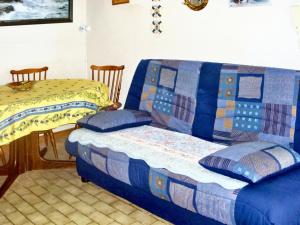 オータンにあるMaison de 2 chambres avec jardin clos a Hourtinのベッドルーム1室(ベッド1台、ソファ、毛布付)