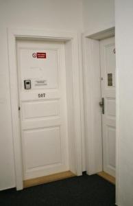 ブルノにあるADC Design Apartmányの白い扉
