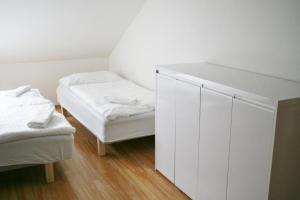 Pokój z 2 łóżkami i białą szafką w obiekcie ADC Design Apartmány w mieście Brno