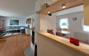 cocina y sala de estar con barra y mesa en Beautiful Home In rkeljunga With Kitchen en Orkelljunga