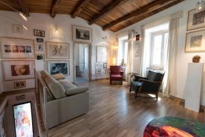 ein Wohnzimmer mit einem Sofa und Stühlen in der Unterkunft La dimora degli artisti in Torre Alfina