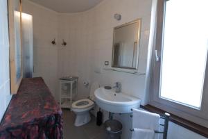 ein weißes Bad mit einem Waschbecken und einem WC in der Unterkunft La dimora degli artisti in Torre Alfina