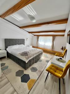 una camera con un grande letto di Parc Vatra Dornei 3 - Family & couples a Vatra Dornei