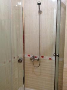 y baño con ducha y puerta de cristal. en Ti Ti Room For Rent, en Ho Chi Minh
