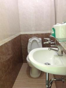 y baño con aseo y lavamanos. en Ti Ti Room For Rent, en Ho Chi Minh