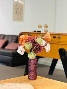 a vase filled with flowers sitting on a table at Duplex Laon'Tre-Deux in Laon