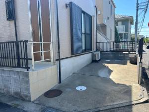 una acera vacía junto a un edificio con ventana en 近藤沢駅の新装リノベーション一軒家 3LDK、無料駐車場完備、最大7名様までご利用可能, en Fujisawa