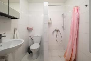 e bagno con servizi igienici, lavandino e doccia. di Racoczy 5BR 3BR Cozy Getaway a Budapest