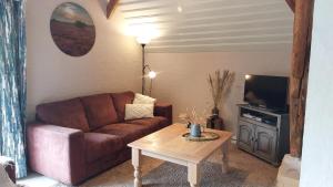 - un salon avec un canapé et une table basse dans l'établissement Havelterhoeve, à Havelte
