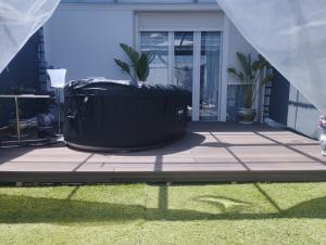 una grande valigia nera seduta su un patio di Ático Rilque a Ronda