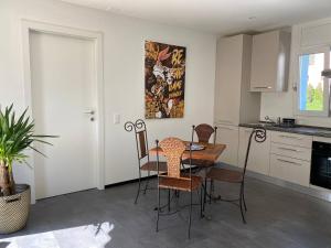 una cucina con tavolo e sedie in una stanza di Simi's Home a Gordevio