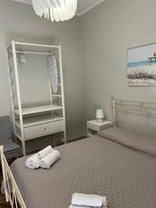1 dormitorio con 1 cama con toallas en Casamare 83, en Torre Canne