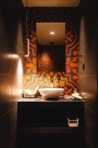 een badkamer met een wastafel en een spiegel bij Orama Luxury Suite with private pool in Chersonissos