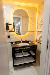 a bathroom with a sink and a mirror at COMFORT HOUSE HOTEL in Pelitli +25 photos
