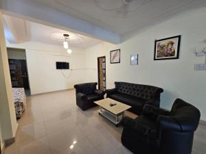 TV a/nebo společenská místnost v ubytování 9 BHK in Krishna Nagar Lucknow LKO 9BHK 201L,202R&302R