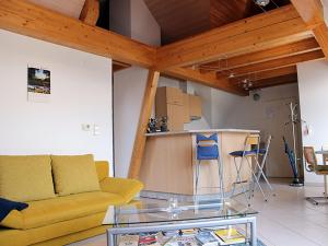 ein Wohnzimmer mit einem Sofa und einem Tisch in der Unterkunft Haus Birkenmeier in Freiburg im Breisgau