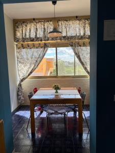 comedor con mesa y ventana grande en Casamare 83, en Torre Canne