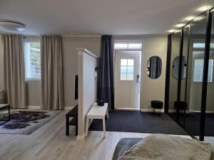 1 dormitorio con cama, mesa y espejos en Guesthouse Villa Laukkoski en Laukkoski