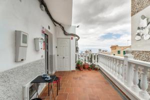 balcón con barandilla blanca y puerta en Bonito Apartamento en Tenerife Sur en Guía de Isora