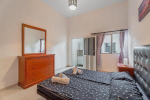 a bedroom with a bed and a dresser and a mirror at Bonito Apartamento en Tenerife Sur in Guía de Isora