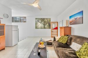 sala de estar con sofá y mesa en Bonito Apartamento en Tenerife Sur en Guía de Isora