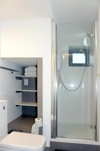 uma casa de banho com um chuveiro e um WC branco em Florence Park Flat em Oxford