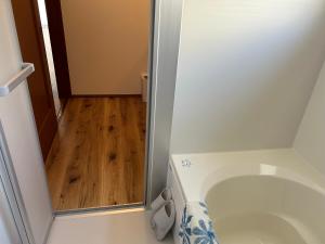 Un baño de 近藤沢駅の新装リノベーション一軒家 3LDK、無料駐車場完備、最大7名様までご利用可能