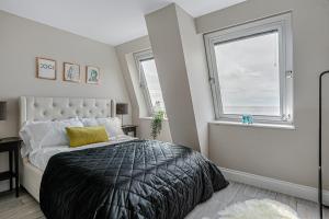 Un dormitorio con una cama grande y una ventana en Green Diamond by Creatick Apartments, en Brighton & Hove