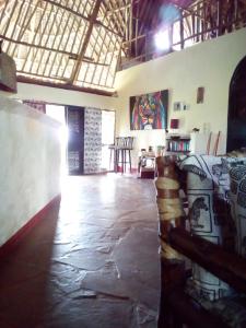een lege kamer met een tafel en een schilderij aan de muur bij Simba hoch2 in Galu