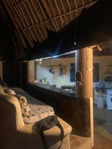 een slaapkamer met een bed in een kamer met een keuken bij Simba hoch2 in Galu