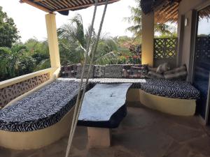 een veranda met een hangmat in een huis bij Simba hoch2 in Galu