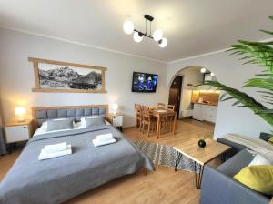 Posteľ alebo postele v izbe v ubytovaní Apartamenty Velvet + 37 fotografií