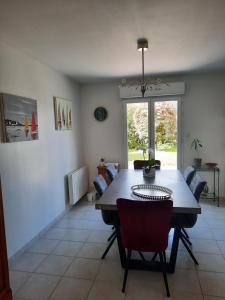 Un comedor con mesa y sillas en Joli pavillon proximité ocean, en Saint-Nazaire