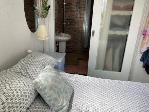 1 dormitorio con 1 cama y baño con lavamanos en Wild Atlantic cabin en Sligo