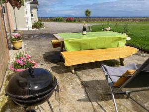 un barbecue e una griglia con barbecue di Wild Atlantic cabin a Sligo