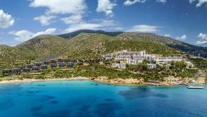 una vista aerea di un resort su una montagna di Kempinski Hotel Barbaros Bay Bodrum a Yaliciftlik