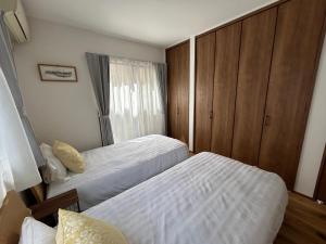 Cama o camas de una habitación en 近藤沢駅の新装リノベーション一軒家 3LDK、無料駐車場完備、最大7名様までご利用可能