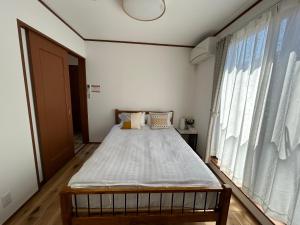 Cama o camas de una habitación en 近藤沢駅の新装リノベーション一軒家 3LDK、無料駐車場完備、最大7名様までご利用可能
